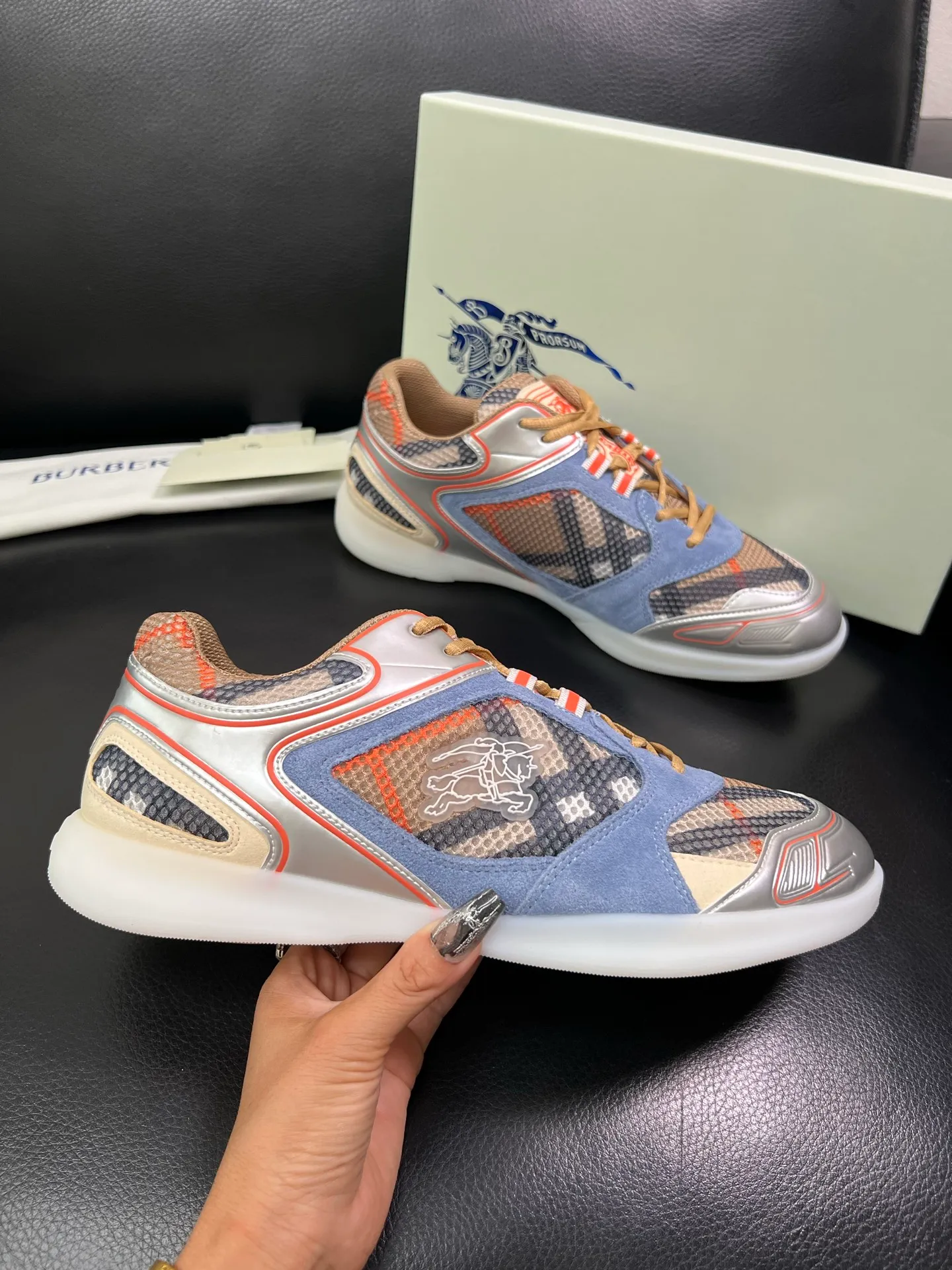 Men's shoes 💰740 BURBERRY top crafts Burberry counter synchronization, original factory configuration imported cowhide fabrics from Italy, high-quality complex splicing process, imported cowhide inner pads, breathable and comfortable, soles: original soles specially provided by the original factory, original and single goods High quality welcome to compare, code number 38-44 (customized 45 46) 85855
